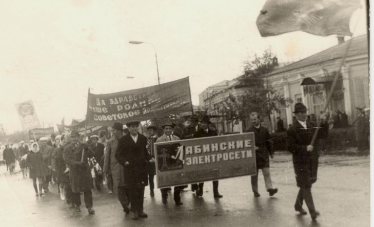 1972-ЛАБИНСК-ПРАЗДНИЧНАЯ ДЕМОНСТРАЦИЯ